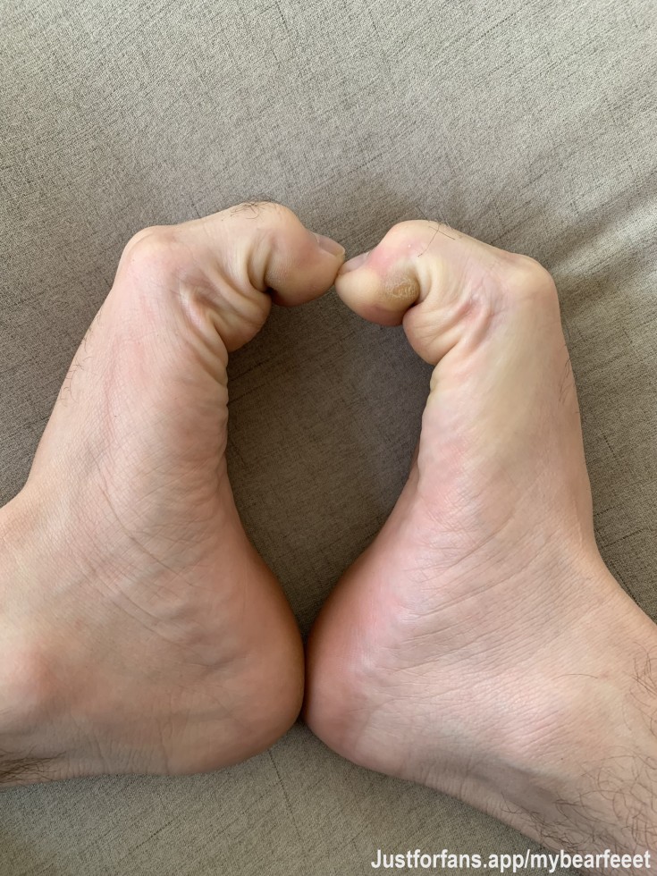 Hey, I’m a gay bear who’s into making feet content. I have meaty yet smooth paws and hairy legs 🐻🐾 Nice to meet you all