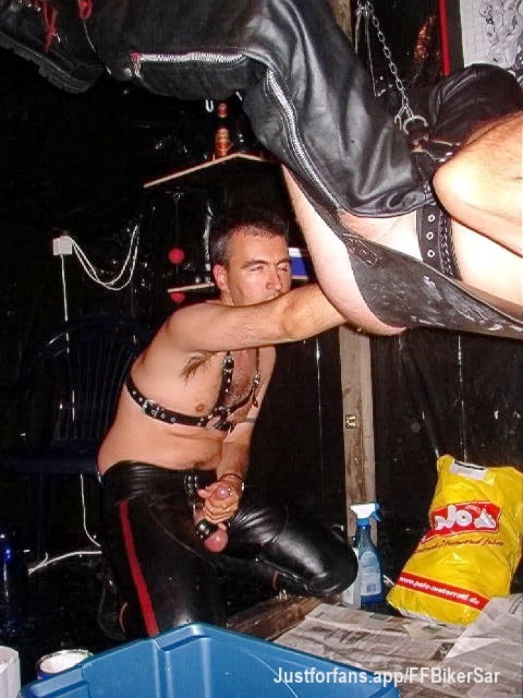 Love to jerk off while fisting a hot ass
