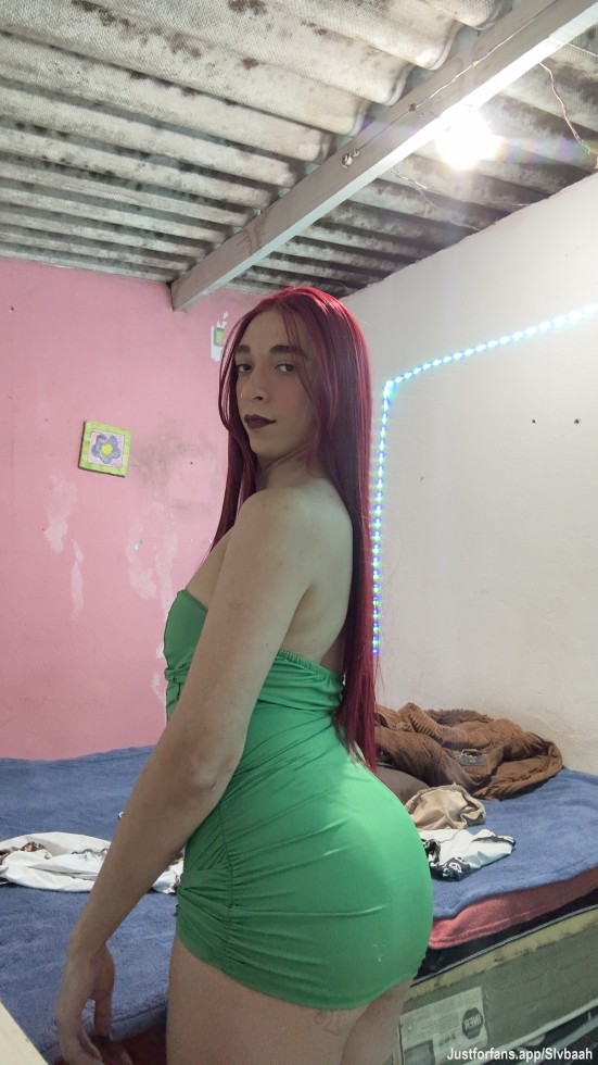 I'm a really hot trans girl, come see what I've got to offer! 🤭