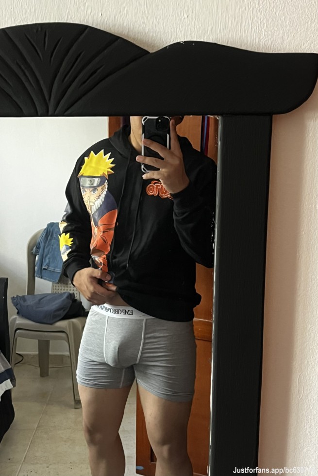 Me estaba probando este abrigo nuevo… que tal creen que me queda? O me lo quito? 😏